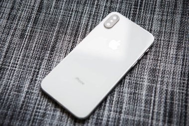 Kiev, Ukrayna-27 Eylül, 2018:Iphone Xs modeli. Beyaz ve gümüş renkli yeni Apple on Es. Modern smartphone kavramı zekâ çift fotoğraf kamera lensler cam arka panel. Lüks cep telefonu kapat