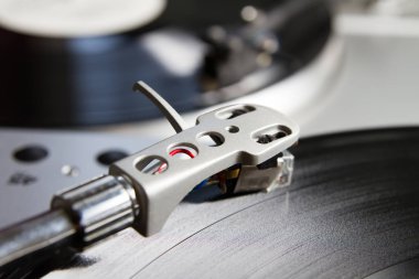  müzikal vinil kaydı ile pikap oyuncu. dj, gece kulübü ve retro bir tema için yararlı.