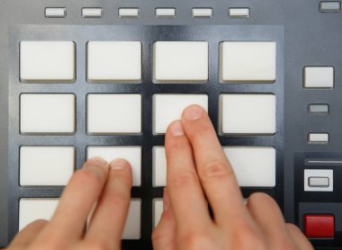 Ses kayıt cihazları beat maker için genel gider bir kadeh. Hip hop müzik yapımcısı beat basma düğmesi üretim denetleyicisinde üretir. Beat DJ play yeni canlı pad medya üretim merkezi aygıtında