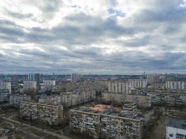 Kiev, Ukrayna - 31 Ocak, 2018: Kiev Obolon alan havadan görünümü dron'un yüksek çözünürlükte vurdu. Ukraynalı baskente yüksek noktadan yüksek kaliteli fotoğraf. Bulutlu mavi kış gökyüzünde Avrupa