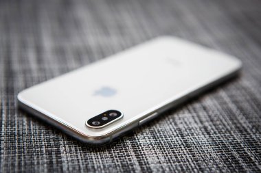 Kiev, Ukrayna-27 Eylül, 2018:Iphone Xs modeli. Beyaz ve gümüş renkli yeni Apple on Es. Modern smartphone kavramı zekâ çift fotoğraf kamera lensler cam arka panel. Lüks cep telefonu kapat