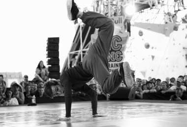 Odessa, Ukrayna-23 Ağustos, 2017: Red Bull Bc bir Cypher break dans yarışması. Break dans Şampiyonası gençlik hip hop kültürü Yaz Festivali