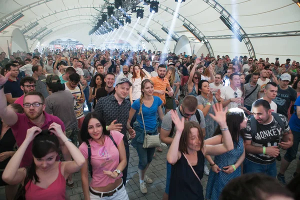 Moskova - 19 Haziran, 2016: konser izleyici zevk büyük canlı müzik festivali olay. Müzik hayranları kalabalık dans pisti iyi eğlenceler. İnsanlar dans popüler dj set oynamak için