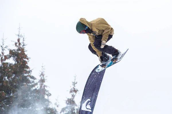 Bukovel Ucraina Marzo 2018 Giovane Atleta Snowboarder Salta Sulla Rampa — Foto Stock