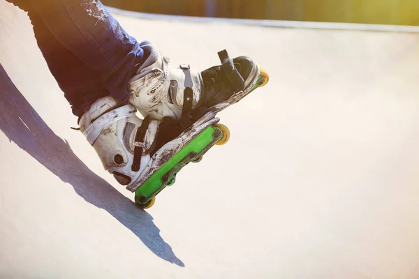 Pies Patinador Con Patines Agresivos Línea Sentados Una Rampa Hormigón — Foto de Stock