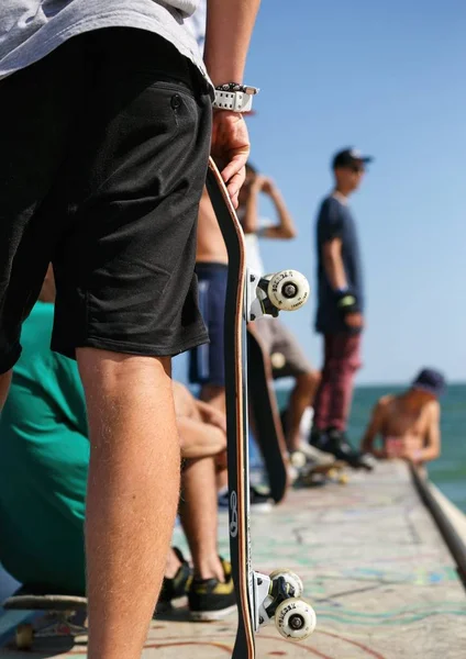 Odessa Ukraine Agosto 2017 Skater Boy Segura Skate Velho Mãos — Fotografia de Stock