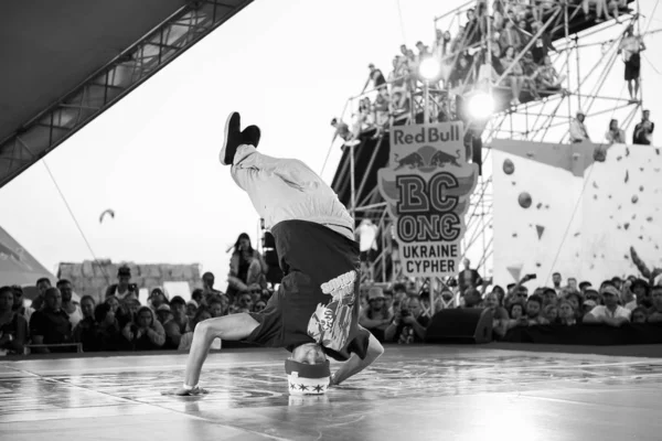 オデッサ ウクライナ 2017 赤レッドブル紀元前 つサイファー ブレイク ダンス コンテスト 青春ヒップホップ文化夏祭りでブレーク ダンス選手権 — ストック写真