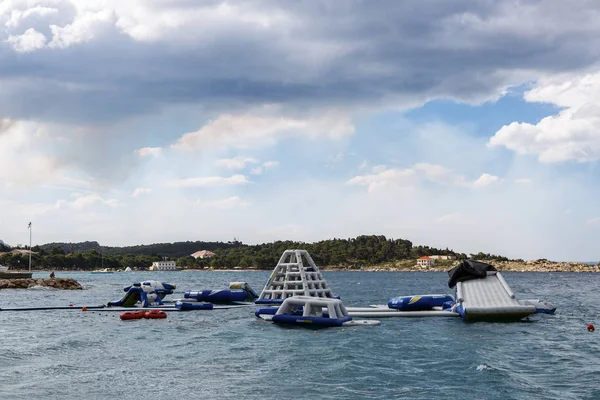 Makarska Croacia Junio 2017 Castillo Inflable Playa — Foto de Stock