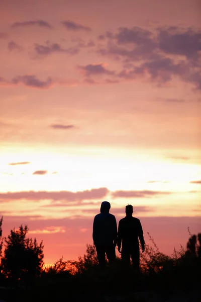 Para Młodych Mężczyzn Stojących Razem Patrząc Słońce Sunet Obie Płci — Zdjęcie stockowe