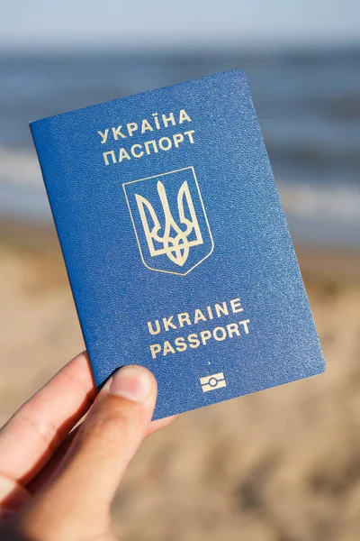 Ukrajinské Chlap Drží Moderní Biometrický Pas Ukrajiny Občana — Stock fotografie