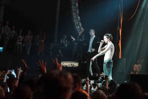 莫斯科 2016年5月28日 大众乐队 Lsp 在夜总会举行的大型说唱和摇滚乐音乐会 著名的年轻嘻哈歌手在夜总会的舞台上唱歌 — 图库照片