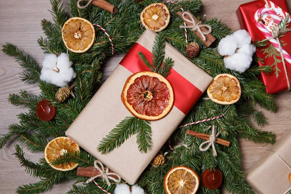 Caixa Presente Natal Envolto Papel Decorativo Marrom Com Fatia Fruta — Fotografia de Stock