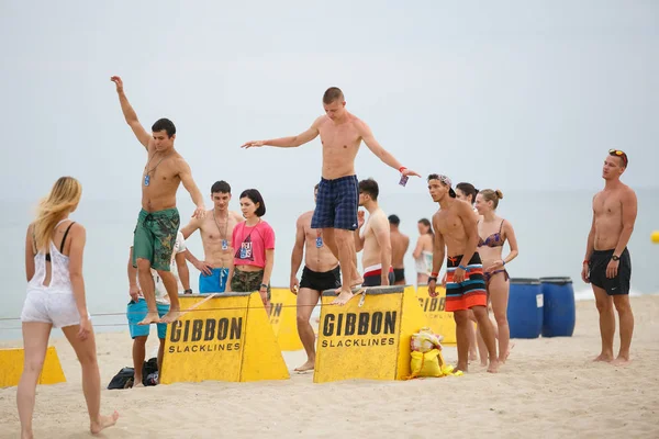 Odessa Ukraina Czerwca 2017 Konkurs Slackline Plaży Sportowy Ludzi Bierze — Zdjęcie stockowe