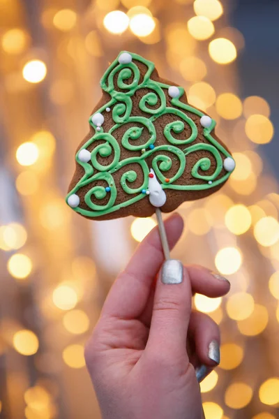 Kız Evde Dekoratif Noel Ağacı Çerez Sopa Üzerine Yapılmış Tutun — Stok fotoğraf