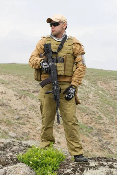Joven Nosotros Swat Soldado Chico Con Rifle Automático Soldado Camuflaje — Foto de Stock