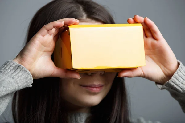 Chica Joven Jugando Aplicación Juego Móvil Dispositivo Auriculares Realidad Virtual —  Fotos de Stock