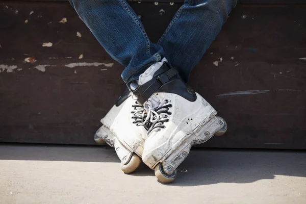 Rollerblader Bär Professionella Extrema Inlines För Tricks Slipning Och Hoppning — Stockfoto