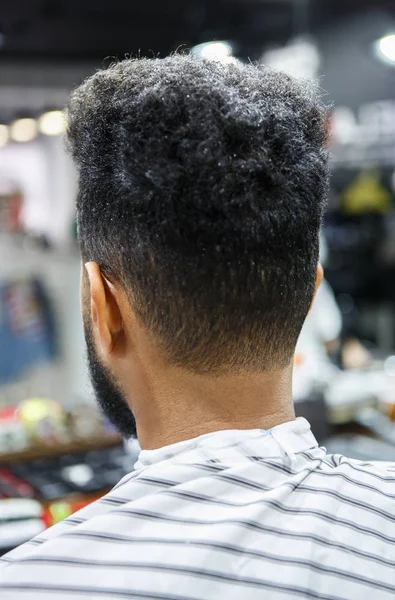 Jeune Homme Noir Dans Salon Coiffure Recouvert Une Couverture Attendant — Photo