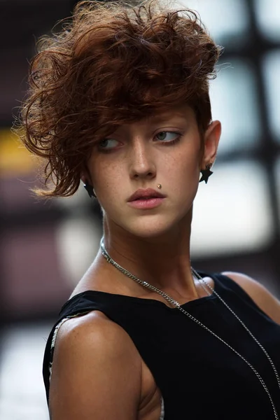 Ragazza Alla Moda Adolescente Hipster Con Piercing Anello Labbro Accessori — Foto Stock