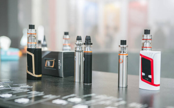 МОСКВА - 9 ДЕКАБРЯ, 2016: International Vape Expo. Popular vaper device mod. Модернизация деталей для современных испарителей электронных сигарет, запасных частей. Новая модель устройства, очиститель микрокатушек. Бросить курить никотиновую сигарету, начать парусник безопасный рецепт Vape, ejuice
