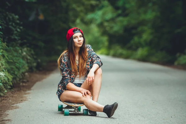 Giovane Bella Donna Forma Con Skateboard Nel Parco — Foto Stock