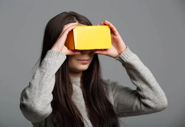 Chica Joven Jugar Aplicación Juego Móvil Dispositivo Auriculares Realidad Virtual —  Fotos de Stock