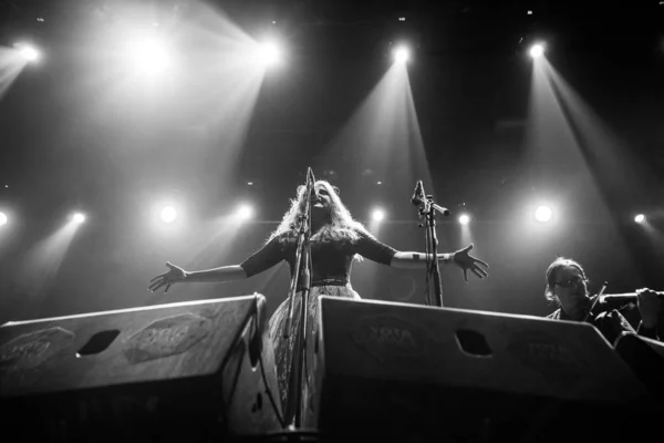 Moskwa Sierpnia 2016 Dziewczyna Piosenkarz Rockowy Zespołu Księżniczka Występować Scenie — Zdjęcie stockowe