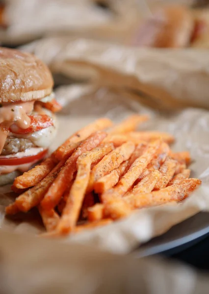 Großer Leckerer Burger Mit Sauce Verbranntem Käse Fleisch Serviert Mit — Stockfoto