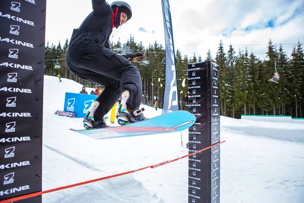 Bukovel Ucrania Marzo 2018 Snowboarder Salta Sobre Bar Con Ropa —  Fotos de Stock