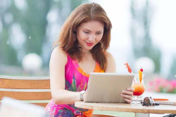 吸引年轻红头发的女人和她的时尚平板电脑玩 — 图库照片