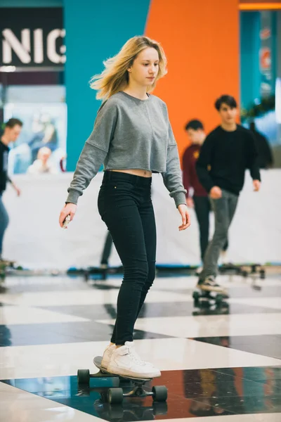 屋内スケートパークでモスクワ 2016 ロングボーディング競争 楽しいスケート ボード コンテストに参加する若者 — ストック写真