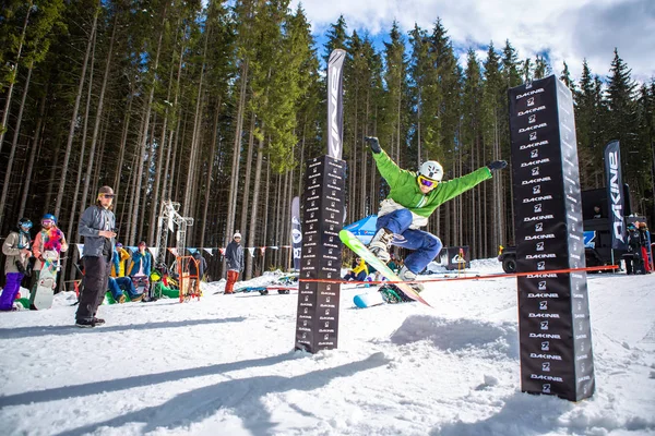Bukovel Ucrania Marzo 2018 Snowboarder Salta Sobre Bar Con Ropa —  Fotos de Stock
