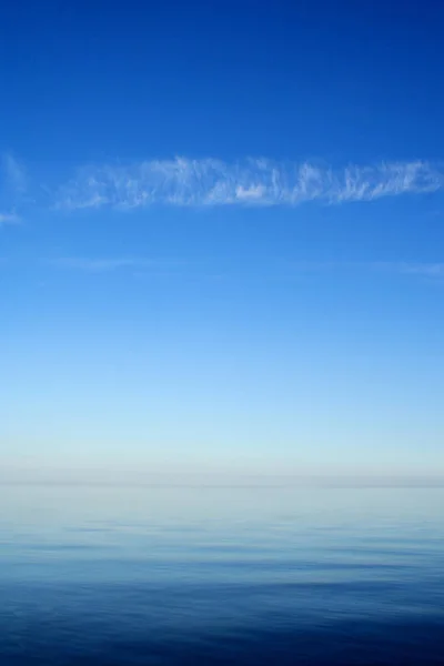 Глибоке Блакитне Море Невеликою Кількістю Хмар Небі — стокове фото