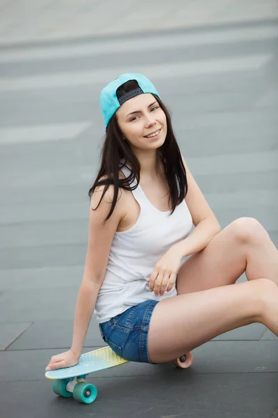 Souriant Jeune Fille Brune Blanche Assise Sur Son Skateboard Croisière — Photo