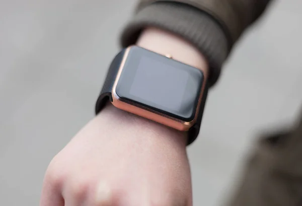 Una Mujer Con Reloj Inteligente Este Nuevo Gadget Permite Mantenerse — Foto de Stock