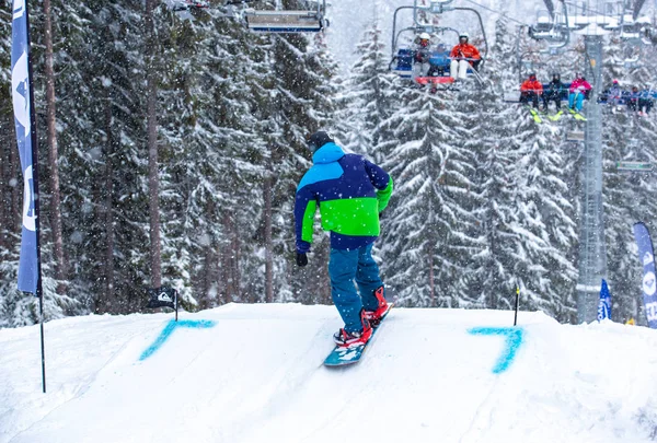 Bukovel Ucrania Marzo 2018 Joven Atleta Snowboarder Salta Rampa Parque —  Fotos de Stock