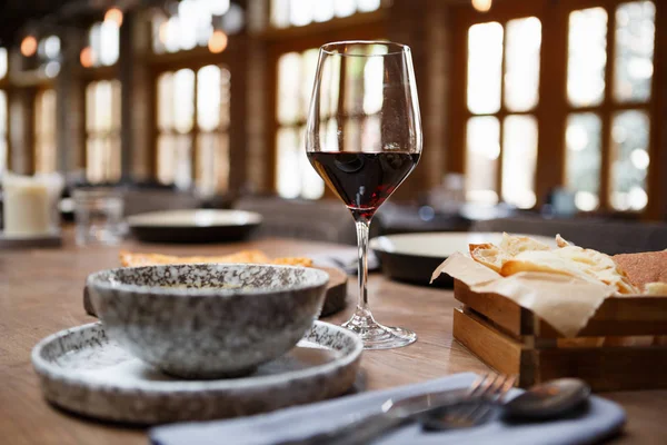 Almuerzo Restaurante Bowl Con Sopa Servida Con Copa Vino Tinto —  Fotos de Stock