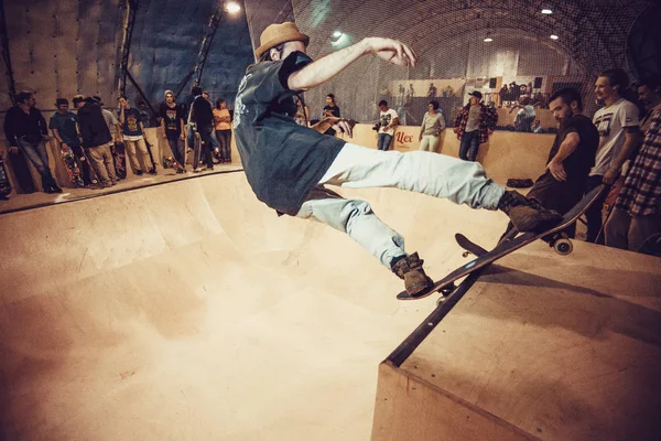 Moscú Septiembre 2015 Fresco Joven Skateboarder Moler Mini Rampa Durante — Foto de Stock