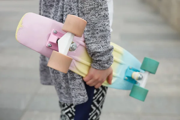 Händerna Ung Kvinna Boho Stil Kläder Håller Chort Cruiser Skateboard — Stockfoto