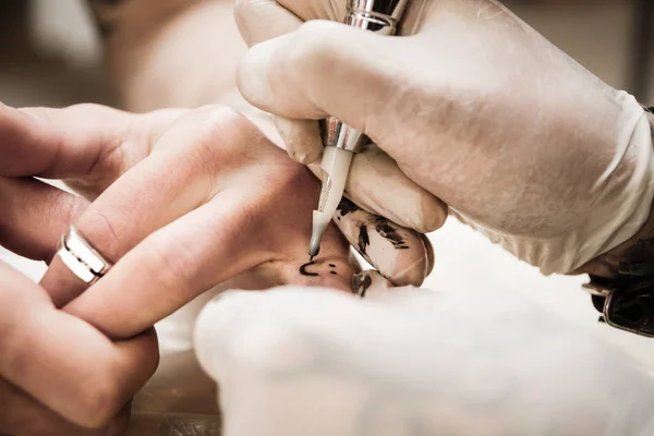 Estúdio Mostrando Processo Fazer Uma Tatuagem — Fotografia de Stock