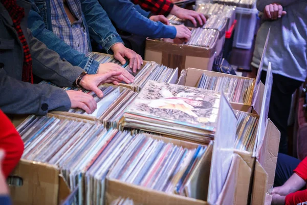Kiev, Ukrayna - 3 Kasım, 2018: Vintage Vinil plak bit pazarı Club. Eski müzik koleksiyoncuları satın almak, satmak ve retro vinyls pikap oyuncu için ticaret. Dj bit pazarı, eski analog kayıtlardan büyük toplama