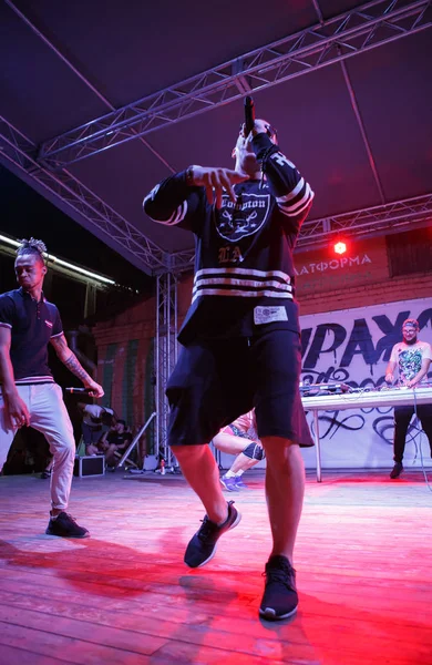 Kijev 2018 Augusztus Fehér Rap Énekes Deluxe Mikrofonnal Kezében Teljesítő — Stock Fotó