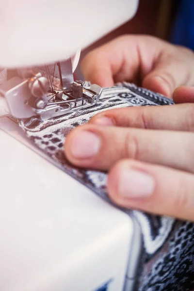 Handen Van Kleermaker Bezig Met Een Naaimachine Met Close Focus — Stockfoto