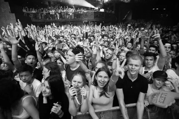 莫斯科 2015年5月29日 音乐爱好者在大型夜总会的音乐会上玩得很开心 俱乐部安全围栏的年轻人前线 在舞池里兴奋的年轻球迷欣赏演出 — 图库照片