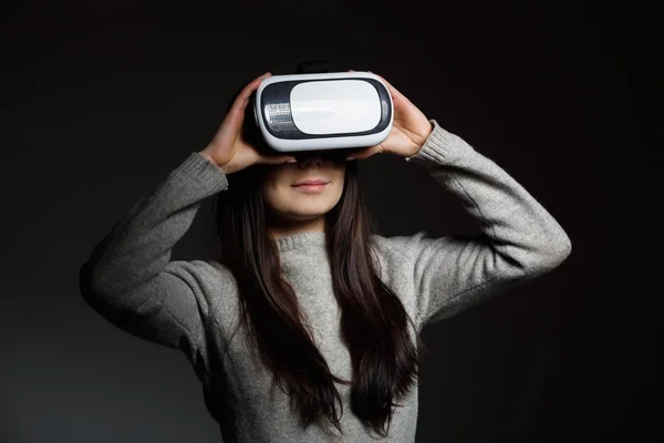 Retrato Estudio Una Joven Morena Jugando Con Gafas Realidad Virtual —  Fotos de Stock