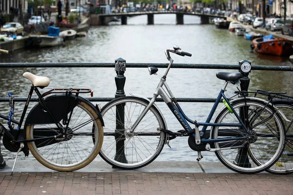 Amsterdam Maja 2018 Vintage Rowery Zaparkowane Mieście Ulicy Most Nad — Zdjęcie stockowe