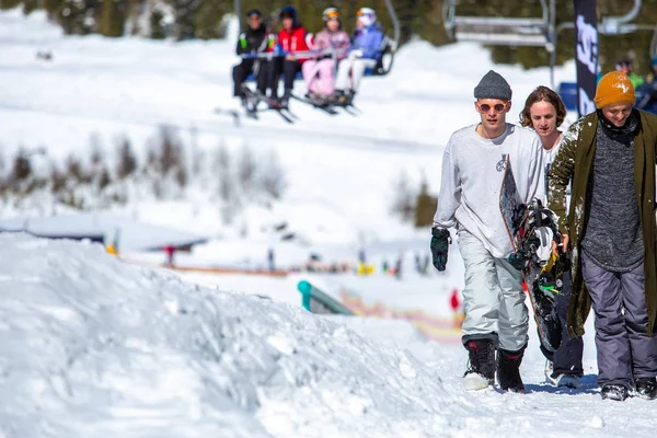 Bukovel Ukraine März 2018 Gruppe Von Snowboardern Und Freeskier Auf — Stockfoto