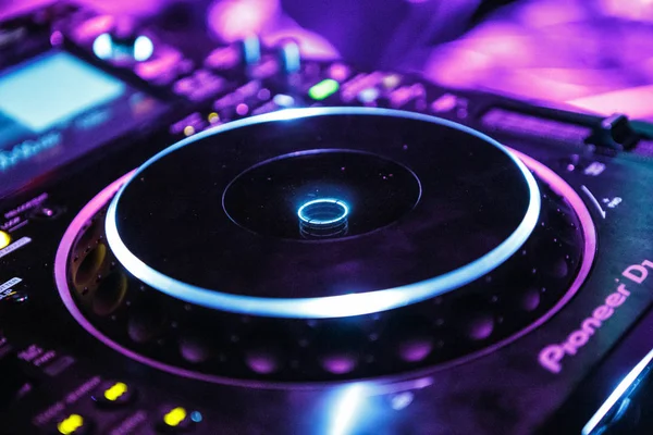 Kiev-4 Temmuz, 2018: Dijital Dj pikap oyuncu concer sahnede. Techno müzik parti ekipman sahnede. Oynamak ve gece kulübü olarak elektronik Festivali müzik parçaları remix. Profesyonel ses ekipmanları