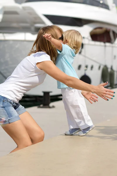 Lycklig Familj Njuter Deras Helg Parken Ljus Sommardag Mamma Son — Stockfoto