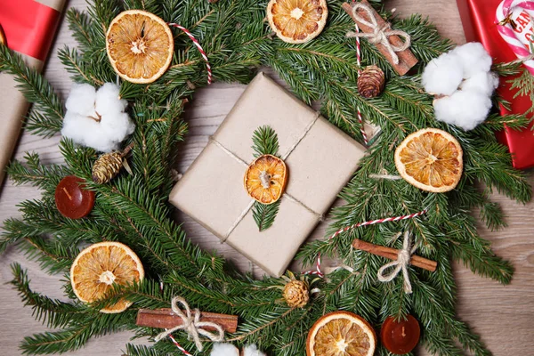 Inredning Jul Och Nyår Presentbox Med Dryed Orange Frukt Täckt — Stockfoto